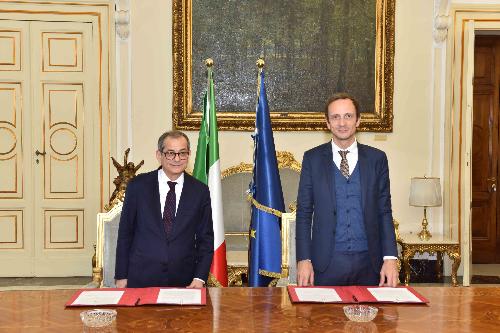 Il governatore del Friuli Venezia Giulia Massimiliano Fedriga alla firma dei patti finanziari con il ministro dell'Economia e delle Finanze Giovanni Tria